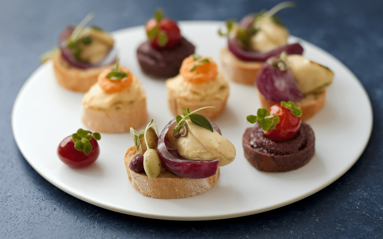 variétés de bouchées au foie gras pour apéritif sur plateau