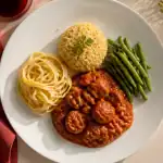 accompagnement pour veau marengo, assiette dressée avec riz haricots tagliatelles
