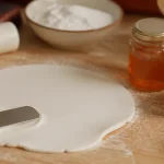 Recette pâte à sucre sans glucose maison, boule blanche étalée