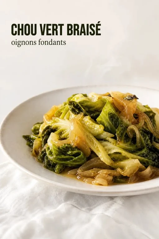 Comment cuire du choux vert braisé servi en assiette avec oignons fondants
