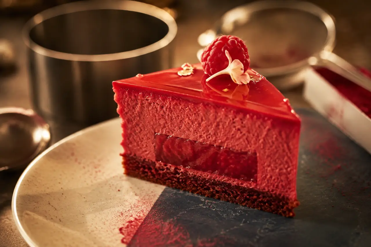 Cremeux framboises net : coupe brillante sur entremets