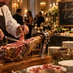 Animation culinaire à Paris : chef coupe du jambon sur stand de restauration-spectacle